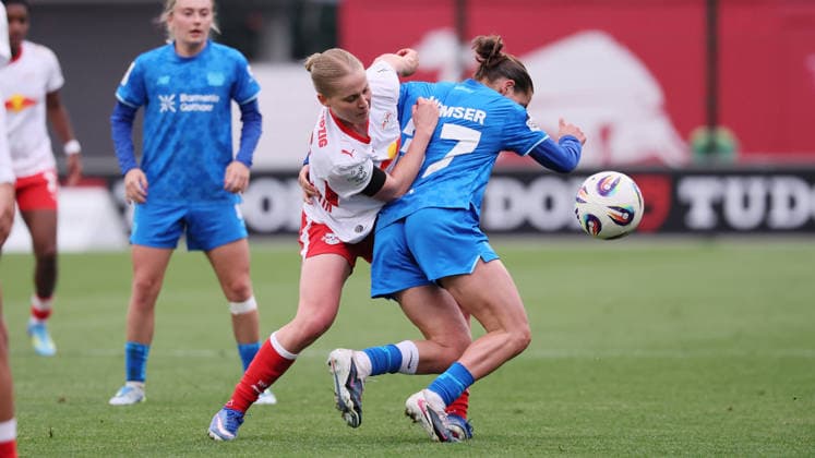 Leipzig, 11.05.2025, Red Bull Campus, Fußball, 1.Bundesliga, Frauen 25.Spieltag , RB Leipzig vs. Bayer 04 Leverkusen , Im Bild von links; r08, Carlotta Wamser ( 37, LEV). , Nur zur redaktionellen Nutzung. Only editorial use. , DFL DFB regulations prohibit any use of photographs as image sequences and or quasi-video. ,