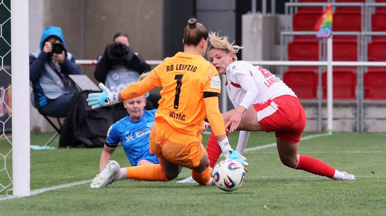 Leipzig, 11.05.2025, Red Bull Campus, Fußball, 1.Bundesliga, Frauen 25.Spieltag , RB Leipzig vs. Bayer 04 Leverkusen , Im Bild; Der Tunnel von Vanessa Fudalla ( 21, LEV) bei Torhüterin Elvira Herzog ( 1, RBL) blieb ohne Folgen für die Leipzigerinnen. Julia Landenberger ( 21, RBL). , Nur zur redaktionellen Nutzung. Only editorial use. , DFL DFB regulations prohibit any use of photographs as image sequences and or quasi-video. ,
