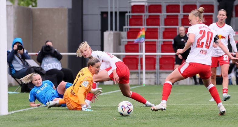 Leipzig, 11.05.2025, Red Bull Campus, Fußball, 1.Bundesliga, Frauen 25.Spieltag , RB Leipzig vs. Bayer 04 Leverkusen , Im Bild; Der Tunnel von Vanessa Fudalla ( 21, LEV) bei Torhüterin Elvira Herzog ( 1, RBL) blieb ohne Folgen für die Leipzigerinnen. Julia Landenberger ( 21, RBL), Victoria Krug ( 20, RBL). , Nur zur redaktionellen Nutzung. Only editorial use. , DFL DFB regulations prohibit any use of photographs as image sequences and or quasi-video. ,