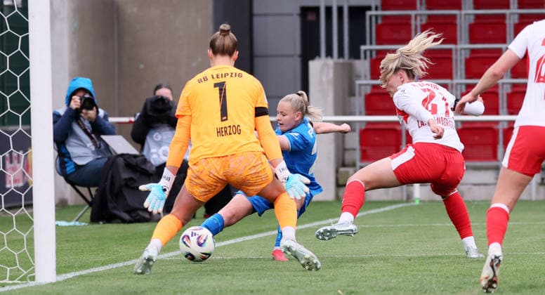 Leipzig, 11.05.2025, Red Bull Campus, Fußball, 1.Bundesliga, Frauen 25.Spieltag , RB Leipzig vs. Bayer 04 Leverkusen , Im Bild; Der Tunnel von Vanessa Fudalla ( 21, LEV) bei Torhüterin Elvira Herzog ( 1, RBL) blieb ohne Folgen für die Leipzigerinnen. Julia Landenberger ( 21, RBL). , Nur zur redaktionellen Nutzung. Only editorial use. , DFL DFB regulations prohibit any use of photographs as image sequences and or quasi-video. , *** Leipzig, 11 05 2025, Red Bull Campus, Soccer, 1 Bundesliga, Women 25 Matchday , RB Leipzig vs Bayer 04 Leverkusen , In the picture The tunnel of Vanessa Fudalla 21, LEV at goalkeeper Elvira Herzog 1, RBL remained without consequences for the Leipzig women Julia Landenberger 21, RBL , For editorial use only Only editorial use , DFL DFB regulations prohibit any use of photographs as image sequences and or quasi video ,