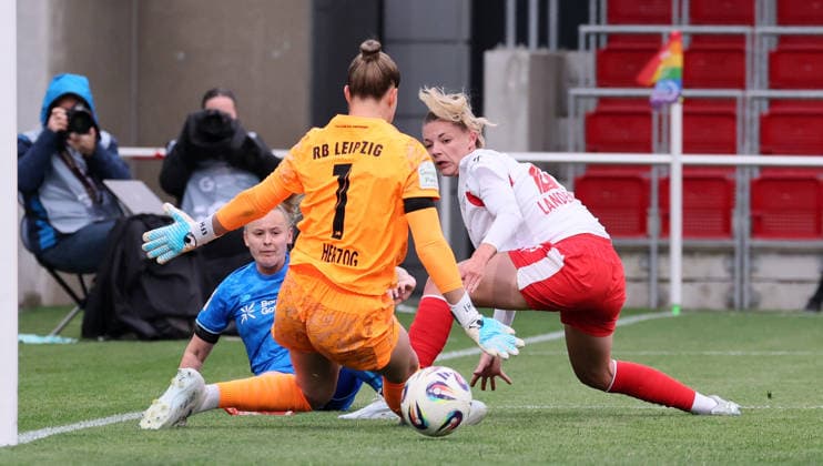 Leipzig, 11.05.2025, Red Bull Campus, Fußball, 1.Bundesliga, Frauen 25.Spieltag , RB Leipzig vs. Bayer 04 Leverkusen , Im Bild; Der Tunnel von Vanessa Fudalla ( 21, LEV) bei Torhüterin Elvira Herzog ( 1, RBL) blieb ohne Folgen für die Leipzigerinnen. Julia Landenberger ( 21, RBL). , Nur zur redaktionellen Nutzung. Only editorial use. , DFL DFB regulations prohibit any use of photographs as image sequences and or quasi-video. ,