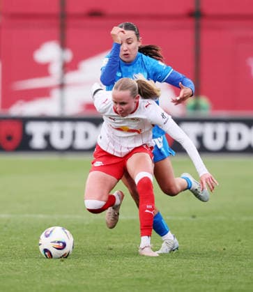 Leipzig, 11.05.2025, Red Bull Campus, Fußball, 1.Bundesliga, Frauen 25.Spieltag , RB Leipzig vs. Bayer 04 Leverkusen , Im Bild von vorn; Nikoline Dudek ( 24, RBL), Loreen Bender ( 19, LEV). , Nur zur redaktionellen Nutzung. Only editorial use. , DFL DFB regulations prohibit any use of photographs as image sequences and or quasi-video. ,