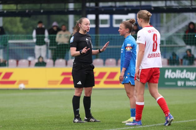 Google Pixel Frauen-Bundesliga, RB Leipzig - Bayer Leverkusen; 11.05.2026 Schiedsrichterin Lara Wolf mit Ansage an Kapitänin Kristin Kögel (11, Bayer Leverkusen) und Emilia Kiaer Asgeirsdottir (8, RB Leipzig). Fußball, Google Pixel Frauen-Bundesliga, Saison 2025 2026, 25. Spieltag: RB Leipzig vs. Bayer 04 Leverkusen am 11.05.2026, Trainingszentrum Cottaweg, Leipzig. DFB REGULATIONS PROHIBIT ANY USE OF PHOTOGRAPHS AS IMAGE SEQUENCES AND OR QUASI-VIDEO. Copyright: xBEAUTIFULxSPORTS JanxKaeferx