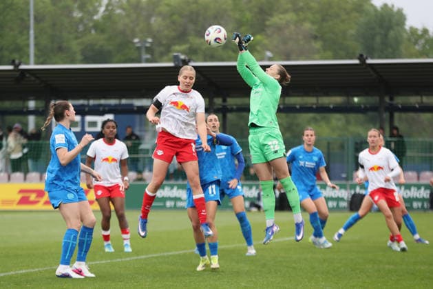 Google Pixel Frauen-Bundesliga, RB Leipzig - Bayer Leverkusen; 11.05.2026 Torwart Rafaela Borggräfe (12, Bayer Leverkusen) klärt in der Luft vor Emilia Kiaer Asgeirsdottir (8, RB Leipzig). Fußball, Google Pixel Frauen-Bundesliga, Saison 2025 2026, 25. Spieltag: RB Leipzig vs. Bayer 04 Leverkusen am 11.05.2026, Trainingszentrum Cottaweg, Leipzig. DFB REGULATIONS PROHIBIT ANY USE OF PHOTOGRAPHS AS IMAGE SEQUENCES AND OR QUASI-VIDEO. Copyright: xBEAUTIFULxSPORTS JanxKaeferx
