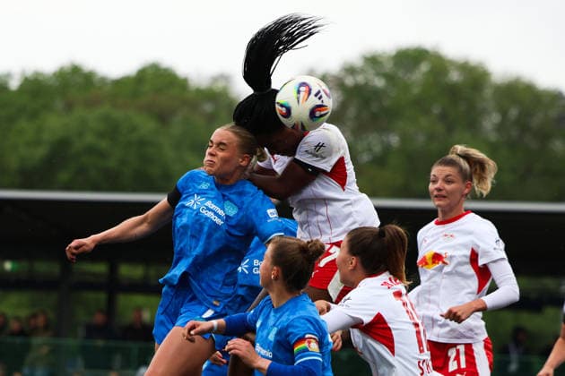 Deutschland: Fußball Google Pixel Frauen-Bundesliga 2025 - 2026, 25. Spieltag - RB Leipzig gegen Bayer 04 Leverkusen, Trainingszentrum von RB Leipzig (Leipzig) Kopfballzweikampf Copyright: xLucasxWalterx