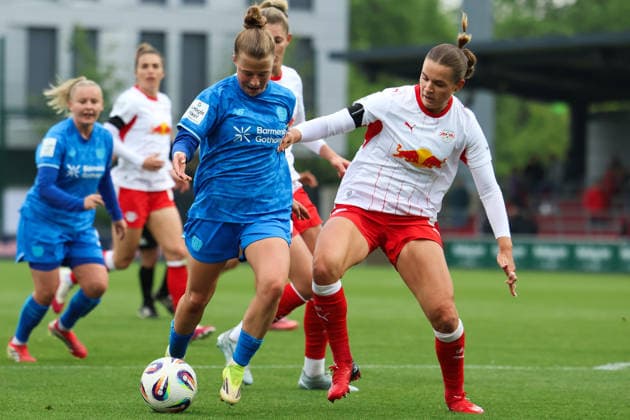Deutschland: Fußball Google Pixel Frauen-Bundesliga 2025 - 2026, 25. Spieltag - RB Leipzig gegen Bayer 04 Leverkusen, Trainingszentrum von RB Leipzig (Leipzig): Zweikampf von Kristin Kögel (Bayer 04 Leverkusen Frauen, 11) und Andrea Norheim (RB Leipzig Frauen, 3) Copyright: xLucasxWalterx