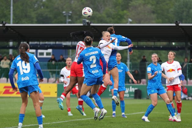 Google Pixel Frauen-Bundesliga, RB Leipzig - Bayer Leverkusen; 11.05.2026 Victoria Krug (20, RB Leipzig) ist in der Luft in den Kampf um den Ball verwickelt. Fußball, Google Pixel Frauen-Bundesliga, Saison 2025 2026, 25. Spieltag: RB Leipzig vs. Bayer 04 Leverkusen am 11.05.2026, Trainingszentrum Cottaweg, Leipzig. DFB REGULATIONS PROHIBIT ANY USE OF PHOTOGRAPHS AS IMAGE SEQUENCES AND OR QUASI-VIDEO. Copyright: xBEAUTIFULxSPORTS JanxKaeferx
