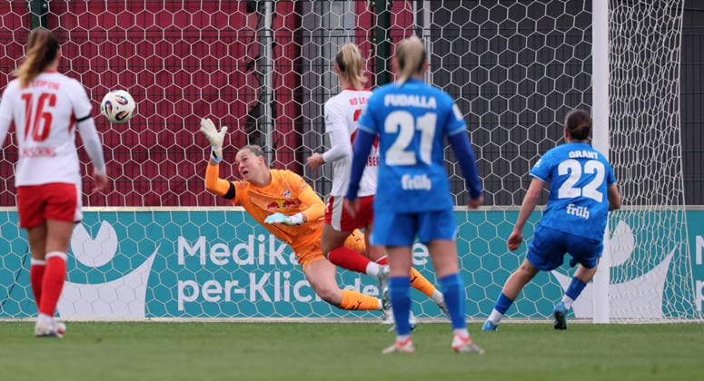 Leipzig, 11.05.2025, Red Bull Campus, Fußball, 1.Bundesliga, Frauen 25.Spieltag , RB Leipzig vs. Bayer 04 Leverkusen , Im Bild; Tor für Leverkusen. Ruby Grant ( 22, LEV) trifft zum 1:3. , Nur zur redaktionellen Nutzung. Only editorial use. , DFL DFB regulations prohibit any use of photographs as image sequences and or quasi-video. ,