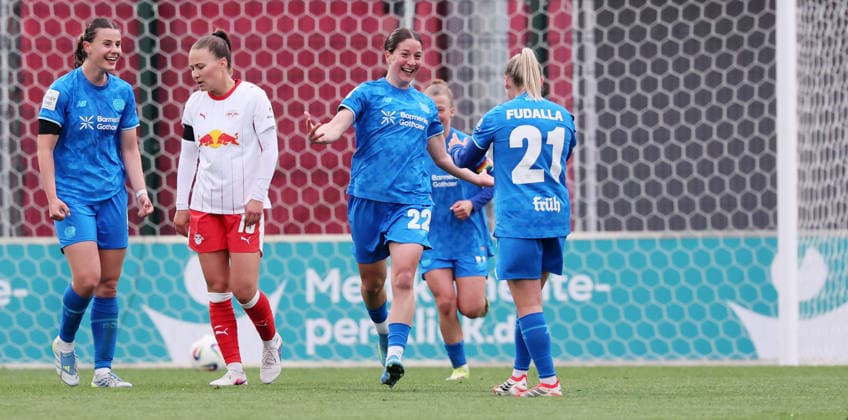 Leipzig, 11.05.2025, Red Bull Campus, Fußball, 1.Bundesliga, Frauen 25.Spieltag , RB Leipzig vs. Bayer 04 Leverkusen , Im Bild; Tor für Leverkusen. Ruby Grant ( 22, LEV) trifft zum 1:3 und jubelt mit den Teamkolleginnen. , Nur zur redaktionellen Nutzung. Only editorial use. , DFL DFB regulations prohibit any use of photographs as image sequences and or quasi-video. ,