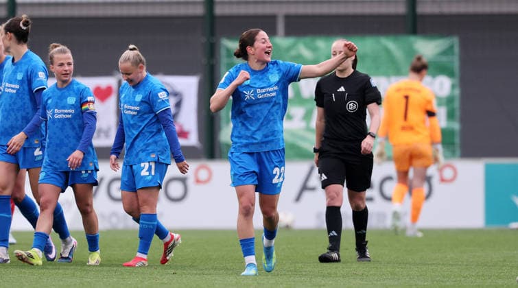 Leipzig, 11.05.2025, Red Bull Campus, Fußball, 1.Bundesliga, Frauen 25.Spieltag , RB Leipzig vs. Bayer 04 Leverkusen , Im Bild; Tor für Leverkusen. Ruby Grant ( 22, LEV) trifft zum 1:3 und jubelt mit den Teamkolleginnen. , Nur zur redaktionellen Nutzung. Only editorial use. , DFL DFB regulations prohibit any use of photographs as image sequences and or quasi-video. ,