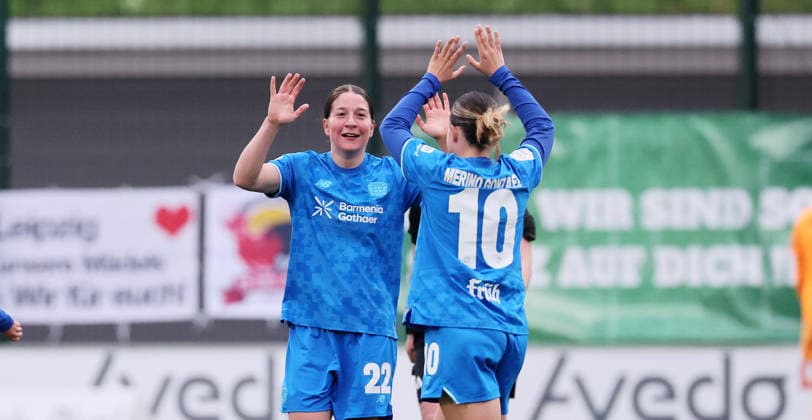 Leipzig, 11.05.2025, Red Bull Campus, Fußball, 1.Bundesliga, Frauen 25.Spieltag , RB Leipzig vs. Bayer 04 Leverkusen , Im Bild; Tor für Leverkusen. Ruby Grant ( 22, LEV) trifft zum 1:3 und jubelt mit den Teamkolleginnen. Estrella Merino ( 10, LEV). , Nur zur redaktionellen Nutzung. Only editorial use. , DFL DFB regulations prohibit any use of photographs as image sequences and or quasi-video. ,