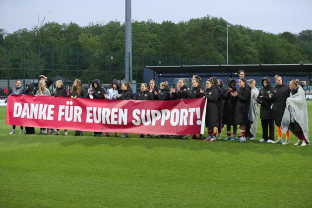 Google Pixel Frauen-Bundesliga, RB Leipzig - Bayer Leverkusen; 11.05.2026 Der Dank vom RB Leipzig Team an die Fans. Fußball, Google Pixel Frauen-Bundesliga, Saison 2025 2026, 25. Spieltag: RB Leipzig vs. Bayer 04 Leverkusen am 11.05.2026, Trainingszentrum Cottaweg, Leipzig. DFB REGULATIONS PROHIBIT ANY USE OF PHOTOGRAPHS AS IMAGE SEQUENCES AND OR QUASI-VIDEO. Copyright: xBEAUTIFULxSPORTS JanxKaeferx