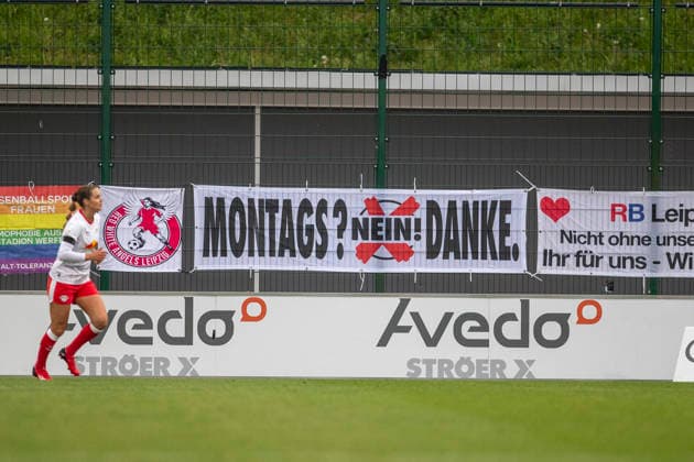 GER, Leipzig, Fußball, Google Pixel Frauen Bundesliga, 25. Spieltag, RB Leipzig vs. Bayer 04 Leverkusen im Bild v.l.: Spruchbanner am Zaun des Spielfeldes, Montags? Nein Danke Protest gegen Montagsspiele 11.05.2026, RB Leipzig Training Akademie Cottaweg Leipzig DFB REGULATIONS PROHIBIT ANY USE OF PHOTOGRAPHS AS IMAGE SEQUENCES AND OR QUASI-VIDEO, Copyright: HMBxMedia PaulxFritz