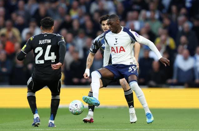 Premier League - Tottenham Hotspur FC v Leeds United FC LONDON, ENGLAND, MAY 11: Randal Kolo Muani of Tottenham Hotspur battles for the ball with James Justin of Leeds United during the Premier League match between Tottenham Hotspur FC v Leeds United FC at Tottenham Hotspur Stadium, London, England, on May 11. (Photo by Daniel Weir) London Tottenham Hotspur Stadium England Copyright: xDanielxWeir SportsxPressxPhotox Sportspressphoto_SPR145155