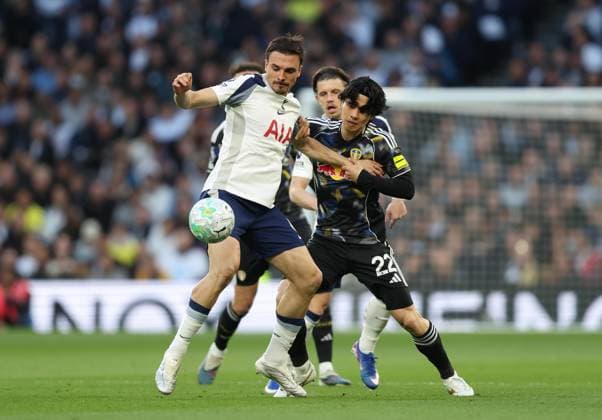 Premier League - Tottenham Hotspur FC v Leeds United FC LONDON, ENGLAND, MAY 11: Joao Palhinha of Tottenham Hotspur battles for the ball with Ao Tanaka of Leeds United during the Premier League match between Tottenham Hotspur FC v Leeds United FC at Tottenham Hotspur Stadium, London, England, on May 11. (Photo by Daniel Weir) London Tottenham Hotspur Stadium England Copyright: xDanielxWeir SportsxPressxPhotox Sportspressphoto_SPR145157