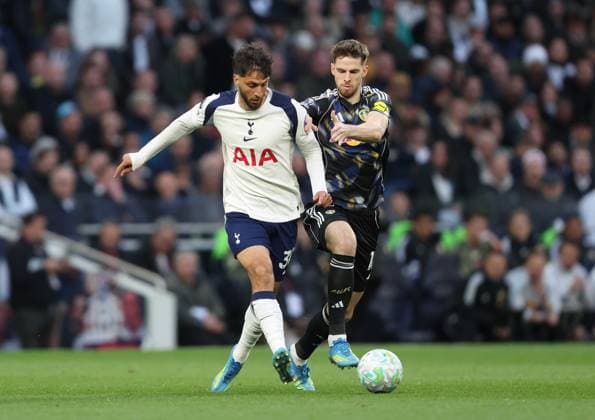 Premier League - Tottenham Hotspur FC v Leeds United FC LONDON, ENGLAND, MAY 11: Rodrigo Bentancur of Tottenham Hotspur battles for the ball with Anton Stach of Leeds United during the Premier League match between Tottenham Hotspur FC v Leeds United FC at Tottenham Hotspur Stadium, London, England, on May 11. (Photo by Daniel Weir) London Tottenham Hotspur Stadium England Copyright: xDanielxWeir SportsxPressxPhotox Sportspressphoto_SPR145159