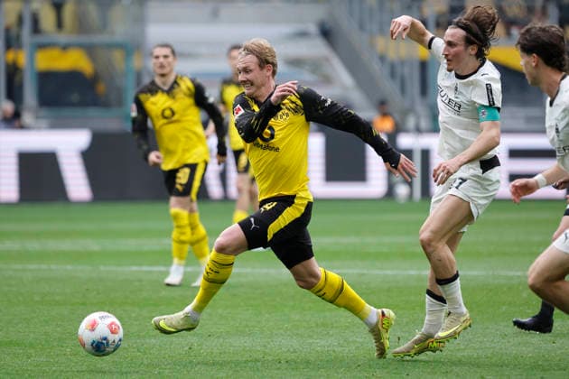 Moenchengladbach, Deutschland, Germany 1. Fussball Bundesliga, 32. Spieltag, Borussia Moenchengladbach : Borussia Dortmund 1-0 03. 05. 2026 im Borussia Park in Moenchengladbach Julian BRANDT (BVB) li..- und Rocco REITZ (MG) 2.v.re.- Photo: Norbert Schmidt, Duesseldorf *** Moenchengladbach, Germany, Germany 1 Soccer Bundesliga, Matchday 32, Borussia Moenchengladbach Borussia Dortmund 1 0 03 05 2026 at Borussia Park in Moenchengladbach Julian BRANDT BVB left and Rocco REITZ MG 2 from right Photo Norbert Schmidt, Duesseldorf