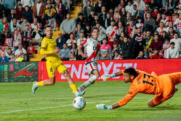 Camello (N10) has a chance in the last minute of the first half but Gazzaniga (N13) saves it  Copyright: xAndresxLopezxSheridanxx xSPPx Sportspressphoto_SPR145216