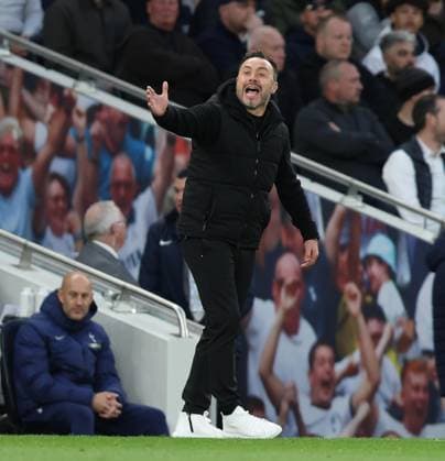 Premier League - Tottenham Hotspur FC v Leeds United FC LONDON, ENGLAND, MAY 11: Roberto De Zerbi Manager of Tottenham Hotspur points out instructions to his players during the Premier League match between Tottenham Hotspur FC v Leeds United FC at Tottenham Hotspur Stadium, London, England, on May 11. (Photo by Daniel Weir) London Tottenham Hotspur Stadium England Copyright: xDanielxWeir SportsxPressxPhotox Sportspressphoto_SPR145226