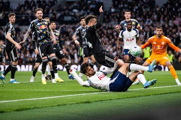 11th May 2026; Tottenham Hotspur Stadium, London, England; Premier League Football, Tottenham Hotspur versus Leeds United; Rodrigo Bentancur of Tottenham Hotspur slides into Ethan Ampadu of Leeds United GodfreyxPitt
