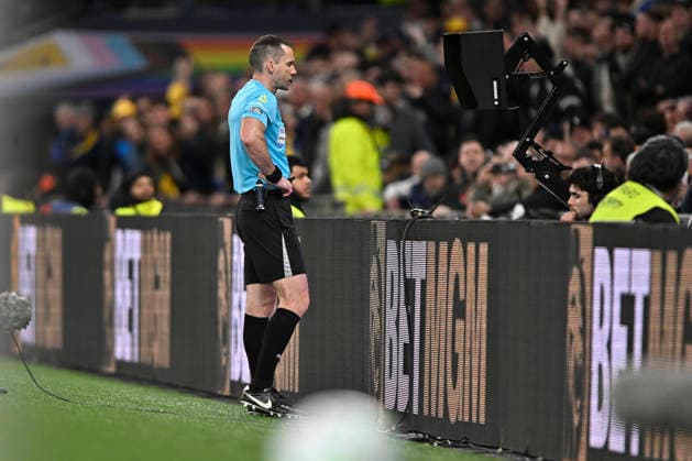 Spurs vs Leeds, Premier League Referee Jarred Gillett reviews the monitor and gives Leeds a Penalty during the Spurs vs Leeds Utd, Premier League match at the Tottenham Hotspur Stadium London. London Tottenham Hotspur Stadium UK Copyright: xMartinxDaltonx Spurs_vs_Leeds_110526_MD_012
