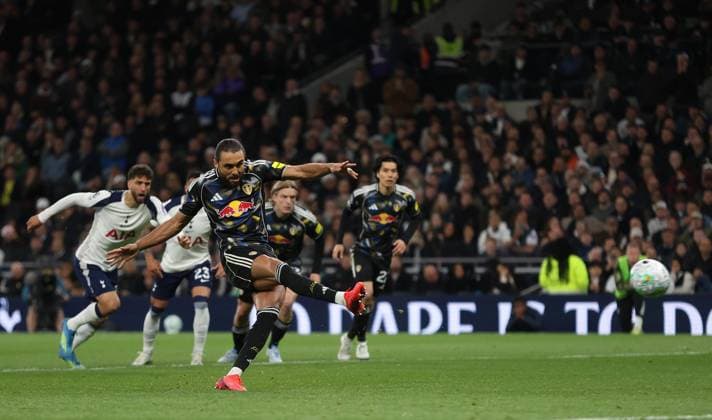 Premier League - Tottenham Hotspur FC v Leeds United FC LONDON, ENGLAND, MAY 11: GOAL Dominic Calvert-Lewin of Leeds United scores a penalty kick to make the score 1-1 during the Premier League match between Tottenham Hotspur FC v Leeds United FC at Tottenham Hotspur Stadium, London, England, on May 11. (Photo by Daniel Weir) London Tottenham Hotspur Stadium England Copyright: xDanielxWeir SportsxPressxPhotox Sportspressphoto_SPR145249