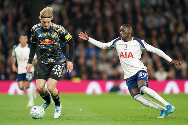 Tottenham Hotspur v Leeds United, Premier League Sebastiaan Bornauw of Leeds United under pressure from Randal Kolo Muani of Tottenham Hotspur during the Tottenham Hotspur v Leeds United Premier League match at the Tottenham Hotspur Stadium, London, England on 11 May 2026 Credit: Dylan Hepworth Every Second Media Editorial use only. All images are copyright Every Second Media Limited. No images may be reproduced without prior permission. All rights reserved. Premier League and Football League images are subject to licensing agreements with Football DataCo Limited. see https: www.football-dataco.com Copyright: xIMAGO EveryxSecondxMediax ESM-1988-0045 DylanxHepworthx xEveryxSecondxMediax