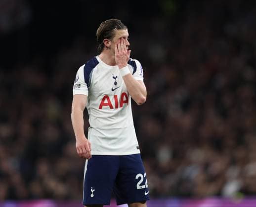 Premier League - Tottenham Hotspur FC v Leeds United FC LONDON, ENGLAND, MAY 11: Conor Gallagher of Tottenham Hotspur looks disappointed & dejected during the Premier League match between Tottenham Hotspur FC v Leeds United FC at Tottenham Hotspur Stadium, London, England, on May 11. (Photo by Daniel Weir) London Tottenham Hotspur Stadium England Copyright: xDanielxWeir SportsxPressxPhotox Sportspressphoto_SPR145264