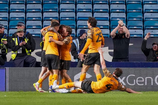 Millwall v Hull City, Sky Bet Championship Hull City forward Joe Gelhardt (21) scores a GOAL 0-2 and celebrates during the Millwall v Hull City EFL Sky Bet Championship Play-Off Semi-Final 2nd Leg match at The Den, London, England on 11 May 2026 Credit: Robbie Hoad Every Second Media Editorial use only. All images are copyright Every Second Media Limited. No images may be reproduced without prior permission. All rights reserved. Premier League and Football League images are subject to licensing agreements with Football DataCo Limited. see https: www.football-dataco.com Copyright: xIMAGO EveryxSecondxMediax ESM-1985-0010 RobbiexHoadx xEveryxSecondxMediax