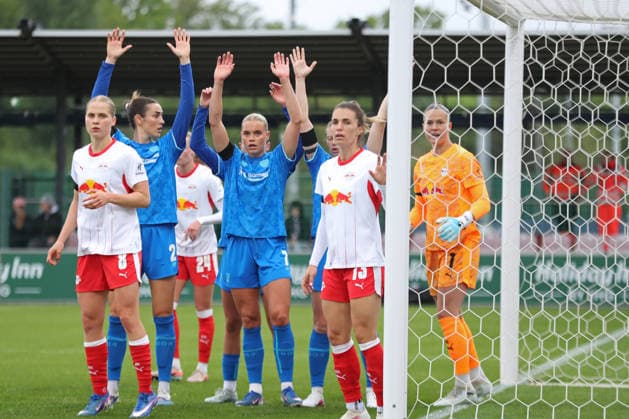 Google Pixel Frauen-Bundesliga, RB Leipzig - Bayer Leverkusen; 11.05.2026 Hoch die Hände: Selina Ostermeier (2, Bayer Leverkusen) und Cornelia Kramer (7, Bayer Leverkusen) erwarten einen Eckball. Fußball, Google Pixel Frauen-Bundesliga, Saison 2025 2026, 25. Spieltag: RB Leipzig vs. Bayer 04 Leverkusen am 11.05.2026, Trainingszentrum Cottaweg, Leipzig. DFB REGULATIONS PROHIBIT ANY USE OF PHOTOGRAPHS AS IMAGE SEQUENCES AND OR QUASI-VIDEO. Copyright: xBEAUTIFULxSPORTS JanxKaeferx