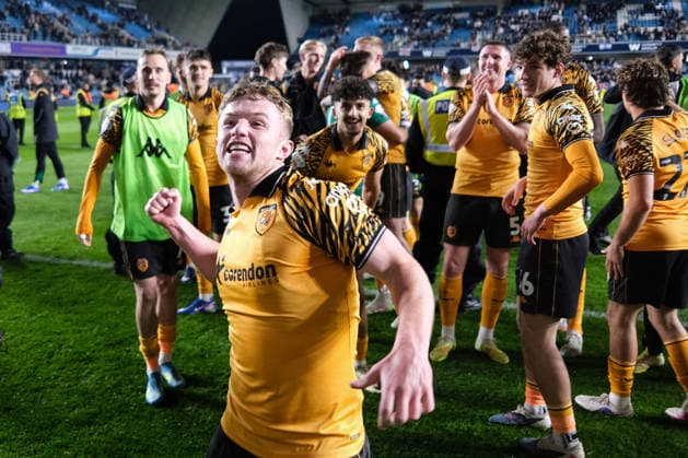 Millwall v Hull City 11 May 2026, London - EFL Championship Play-offs - Semi Final, Second Leg - Millwall v Hull City - Joe Gelhardt of Hull City celebrates victory with his team mates - Photo: Jacques Feeney Offside. London UK Copyright: xJacquesxFeeneyx xOffsidexOffside