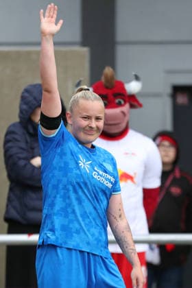 Google Pixel Frauen-Bundesliga, RB Leipzig - Bayer Leverkusen; 11.05.2026 Vanessa Fudalla (21, Bayer Leverkusen) beim Eckball. Fußball, Google Pixel Frauen-Bundesliga, Saison 2025 2026, 25. Spieltag: RB Leipzig vs. Bayer 04 Leverkusen am 11.05.2026, Trainingszentrum Cottaweg, Leipzig. DFB REGULATIONS PROHIBIT ANY USE OF PHOTOGRAPHS AS IMAGE SEQUENCES AND OR QUASI-VIDEO. Copyright: xBEAUTIFULxSPORTS JanxKaeferx