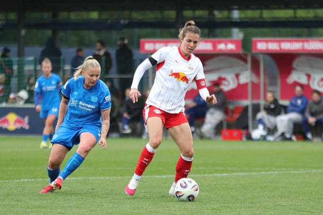 Google Pixel Frauen-Bundesliga, RB Leipzig - Bayer Leverkusen; 11.05.2026 Sandra Starke (13, RB Leipzig) vor Vanessa Fudalla (21, Bayer Leverkusen) am Ball. Fußball, Google Pixel Frauen-Bundesliga, Saison 2025 2026, 25. Spieltag: RB Leipzig vs. Bayer 04 Leverkusen am 11.05.2026, Trainingszentrum Cottaweg, Leipzig. DFB REGULATIONS PROHIBIT ANY USE OF PHOTOGRAPHS AS IMAGE SEQUENCES AND OR QUASI-VIDEO. Copyright: xBEAUTIFULxSPORTS JanxKaeferx