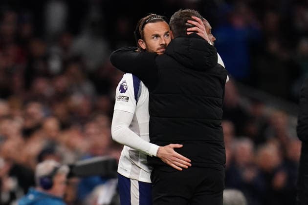 Premier League: Tottenham Hotspur v Leeds United Roberto De Zerbi manager of Tottenham Hotspur and James Maddison of Tottenham Hotspur before he is substituted onto the pitch during the Premier League match Tottenham Hotspur vs Leeds United at Tottenham Hotspur Stadium, London, United Kingdom on 11 May 2026 (Photo by Harvey Murphy News Images) Copyright: xHarveyxMurphy NewsxImagesx