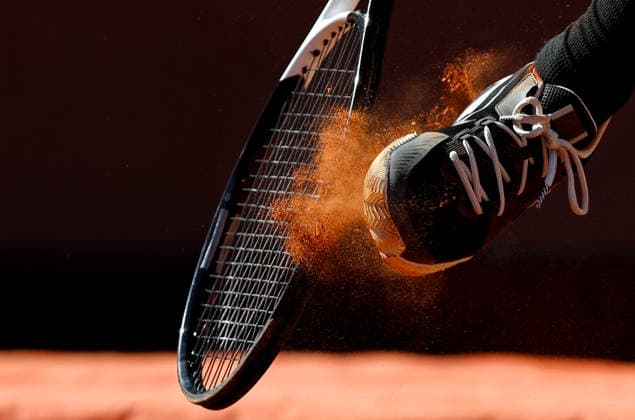 Sport Bilder des Tages #2 (260512) -- ROME, May 12, 2026 -- Jannik Sinner removes the dirt from his shoe during the men s singles round of 32 match between Jannik Sinner of Italy and Alexei Popyrin of Australia at the ATP, Tennis Herren Italian Open in Rome, Italy, May 11, 2026. ) (SP)ITALY-ROME-TENNIS-ATP-ITALIAN OPEN-MEN S SINGLES WangxKaiyan 