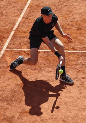 (260512) -- ROME, May 12, 2026 -- Jannik Sinner hits a return during the men s singles round of 32 match between Jannik Sinner of Italy and Alexei Popyrin of Australia at the ATP, Tennis Herren Italian Open in Rome, Italy, May 11, 2026. ) (SP)ITALY-ROME-TENNIS-ATP-ITALIAN OPEN-MEN S SINGLES WangxKaiyan 