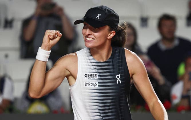(260512) -- ROME, May 12, 2026 -- Iga Swiatek celebrates scoring during the women s singles round of 16 match between Iga Swiatek of Poland and Osaka Naomi of Japan at the WTA, Tennis Damen Italian Open in Rome, Italy, May 11, 2026. ) (SP)ITALY-ROME-TENNIS-WTA-ITALIAN OPEN-WOMEN S SINGLES WangxKaiyan 