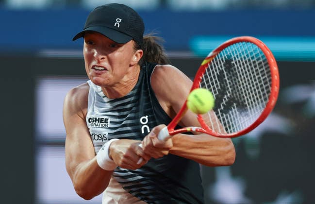 (260512) -- ROME, May 12, 2026 -- Iga Swiatek hits a return during the women s singles round of 16 match between Iga Swiatek of Poland and Osaka Naomi of Japan at the WTA, Tennis Damen Italian Open in Rome, Italy, May 11, 2026. ) (SP)ITALY-ROME-TENNIS-WTA-ITALIAN OPEN-WOMEN S SINGLES WangxKaiyan 