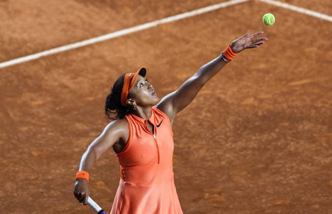 (260512) -- ROME, May 12, 2026 -- Osaka Naomi serves during the women s singles round of 16 match between Iga Swiatek of Poland and Osaka Naomi of Japan at the WTA, Tennis Damen Italian Open in Rome, Italy, May 11, 2026. ) (SP)ITALY-ROME-TENNIS-WTA-ITALIAN OPEN-WOMEN S SINGLES WangxKaiyan 
