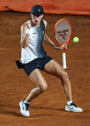 (260512) -- ROME, May 12, 2026 -- Iga Swiatek celebrates scoring during the women s singles round of 16 match between Iga Swiatek of Poland and Osaka Naomi of Japan at the WTA, Tennis Damen Italian Open in Rome, Italy, May 11, 2026. ) (SP)ITALY-ROME-TENNIS-WTA-ITALIAN OPEN-WOMEN S SINGLES WangxKaiyan 