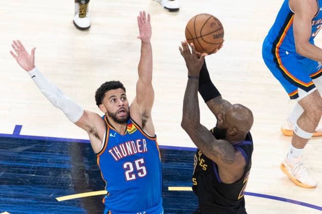 May 11, 2026, Los Angeles, California, USA: Los Angeles LakersÃ¢â‚¬â ¢ LeBron James (23) shoots against Oklahoma City ThunderÃ¢â‚¬â ¢s Ajay Mitchell (25) during Game 4 of a second-round NBA, Basketball Herren, USA playoff series at Crypto.com Arena on Monday, May 11, 2026 in Los Angeles. NBA Playoff 2026: Thunder 115:110 Lakers  - ZUMAc68_ 20260511_zaf_c68_070 Copyright: xRingoxChiux