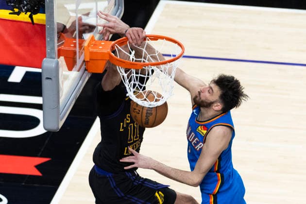 May 11, 2026, Los Angeles, California, USA: Los Angeles LakersÃ¢â‚¬â ¢ Jaxson Hayes (11) dunks against Oklahoma City ThunderÃ¢â‚¬â ¢s Chet Holmgren (7) during Game 4 of a second-round NBA, Basketball Herren, USA playoff series at Crypto.com Arena on Monday, May 11, 2026 in Los Angeles. NBA Playoff 2026: Thunder 115:110 Lakers  - ZUMAc68_ 20260511_zaf_c68_085 Copyright: xRingoxChiux