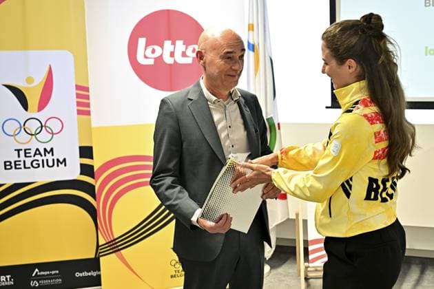 Belgian speed skater Isabelle van Elst receives an evelope from CEO National Lottery Jannie Haek at a ceremony to award prize money to the athletes who reached a top-8 place at the Milano Cortina 2026 Olympic Winter games, Winterspiele,Spiele, Summer games on Tuesday 12 May 2026 in Brussels. The National Lottery is awarding the sums, in collaboration with the Belgian Olympic and Interfederal Committee (BOIC - COIB). The XXV Winter Olympics took place from 6 to 22 February 2026 in Italy. DIRKxWAEM  x173588353x