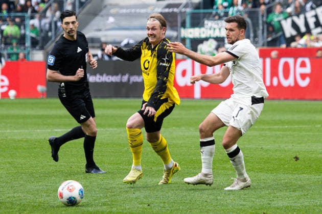 Mönchengladbach, Deutschland 03. Mai 2026: 1. BL - 2025 2026 - Sp. 32 - Borussia Mönchengladbach gegen Borussia Dortmund Im Bild: v. li. im Zweikampf Julian Brandt (BVB) und Kevin Stöger Stoeger (BMG) DFL regulations prohibit any use of photographs as image sequences and or quasi-video. Borussia Park Nordrhein Westfalen *** Mönchengladbach, Germany 03 May 2026 1 BL 2025 2026 Sp 32 Borussia Mönchengladbach v Borussia Dortmund Pictured from left in duel Julian Brandt BVB and Kevin Stöger Stoeger BMG DFL regulations prohibit any use of photographs as image sequences and or quasi video Borussia Park Nordrhein Westfalen Copyright: xFotostandx xGörtzx