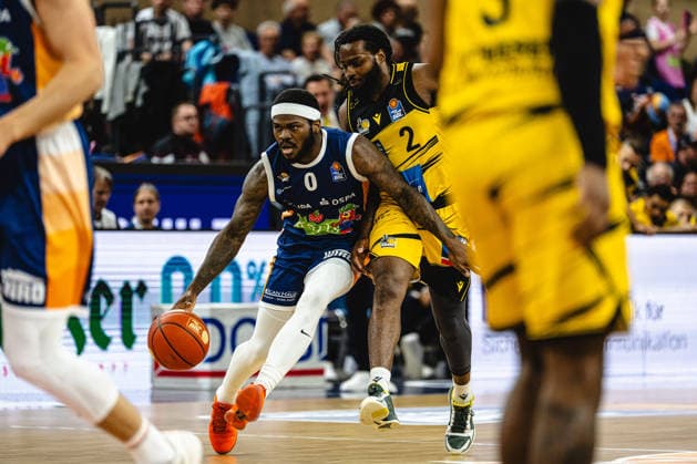 Rostock, Deutschland 12. Mai 2026: easyCredit BBL Play-Ins - 2025 2026 - Rostock Seawolves gegen MHP Riesen Ludwigsburg Im Bild: v. li. im Zweikampf TJ Crockett Jr. (Rostock Seawolves) und Traveon Buchanan (MHP RIESEN Ludwigsburg) Stadthalle Rostock Mecklenburg-Vorpommern Copyright: xFotostandx xVoelkerx