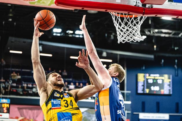 Rostock, Deutschland 12. Mai 2026: easyCredit BBL Play-Ins - 2025 2026 - Rostock Seawolves gegen MHP Riesen Ludwigsburg Im Bild: v.li. Gavin Schilling (MHP RIESEN Ludwigsburg) und Bent Leuchten (Rostock Seawolves) Stadthalle Rostock Mecklenburg-Vorpommern Copyright: xFotostandx xVoelkerx