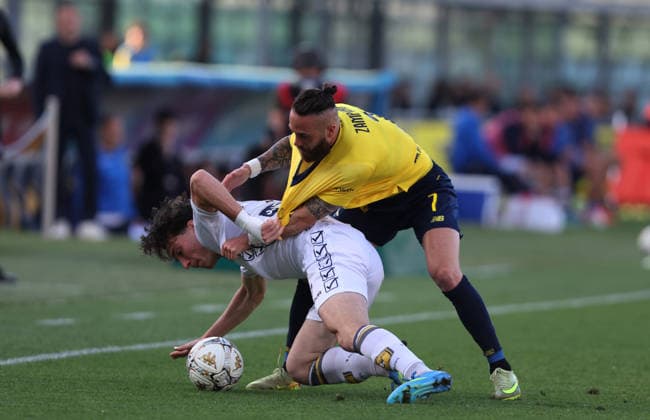 Francesco Zampano el Modena in contrasto con Alessio Cacciamani della Juve Stabia durante la partita di Serie B tra Modena e Juve Stabia Playoff allo stadio Alberto Braglia di Modena, Italia -martedÃ¬ 12 maggio 2026. - Calcio. (Foto di Gianni Santandrea Lapresse)  Copyright: xGiannixSantandrea LaPressex