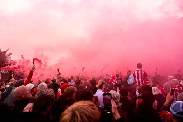 Southampton fans welcome the team bus with flares ahead of kick off Southampton v Middlesbrough, EFL Sky Bet Championship, Play-Off Semi Final, Second Leg, Football, St Mary s Stadium, Southampton, UK - 12 May 2026Southampton St Mary s Stadium United Kingdom EDITORIAL USE ONLY No use with unauthorised audio, video, data, fixture lists, club league logos or live services. Online in-match use limited to 120 images, no video emulation. No use in betting, games or single club league player publications.  Copyright: xKieranxMcManus Shutterstockx 16871478i