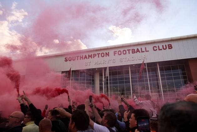Southampton fans welcome the team bus with flares ahead of kick off Southampton v Middlesbrough, EFL Sky Bet Championship, Play-Off Semi Final, Second Leg, Football, St Mary s Stadium, Southampton, UK - 12 May 2026Southampton St Mary s Stadium United Kingdom EDITORIAL USE ONLY No use with unauthorised audio, video, data, fixture lists, club league logos or live services. Online in-match use limited to 120 images, no video emulation. No use in betting, games or single club league player publications.  Copyright: xKieranxMcManus Shutterstockx 16871478g