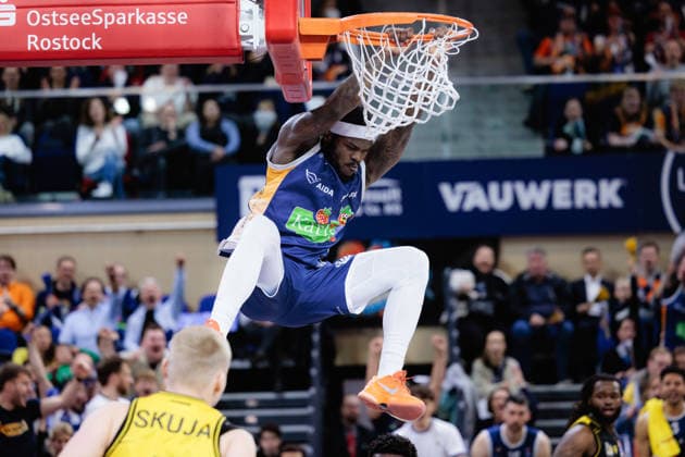 TJ Crockett Jr. (ROSTOCK SEAWOLVES, 00) beim Dunkin, GER, Rostock Seawolves vs. MHP Riesen Ludwigsburg, easycredit BBL, Basketball, Bundesliga, Play-Ins, Spielzeit 2025 2026, 12.05.2026. GER, Rostock Seawolves vs. MHP Riesen Ludwigsburg, easycredit BBL, Basketball, Bundesliga, Play-Ins, Spielzeit 2025 2026, 12.05.2026. Rostock *** TJ Crockett Jr ROSTOCK SEAWOLVES, 00 at the Dunkin, GER, Rostock Seawolves vs MHP Riesen Ludwigsburg, easycredit BBL, Basketball, Bundesliga, Play Ins, Season 2025 2026, 12 05 2026 GER, Rostock Seawolves vs MHP Riesen Ludwigsburg, easycredit BBL, Basketball, Bundesliga, Play Ins, Season 2025 2026, 12 05 2026 Rostock Copyright: xEibner-Pressefoto DenverxEhrlichx EP_DEH